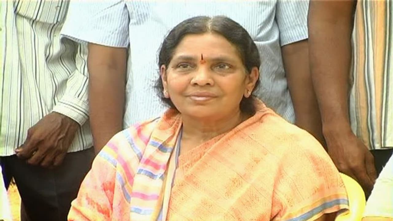 మాజీమంత్రి మృణాళినికి అసమ్మతిసెగ: టికెట్ ఇవ్వొద్దంటూ ప్లకార్డులతో నిరసన మాజీమంత్రి మృణాళినికి అసమ్మతిసెగ: టికెట్ ఇవ్వొద్దంటూ ప్లకార్డులతో నిరసన