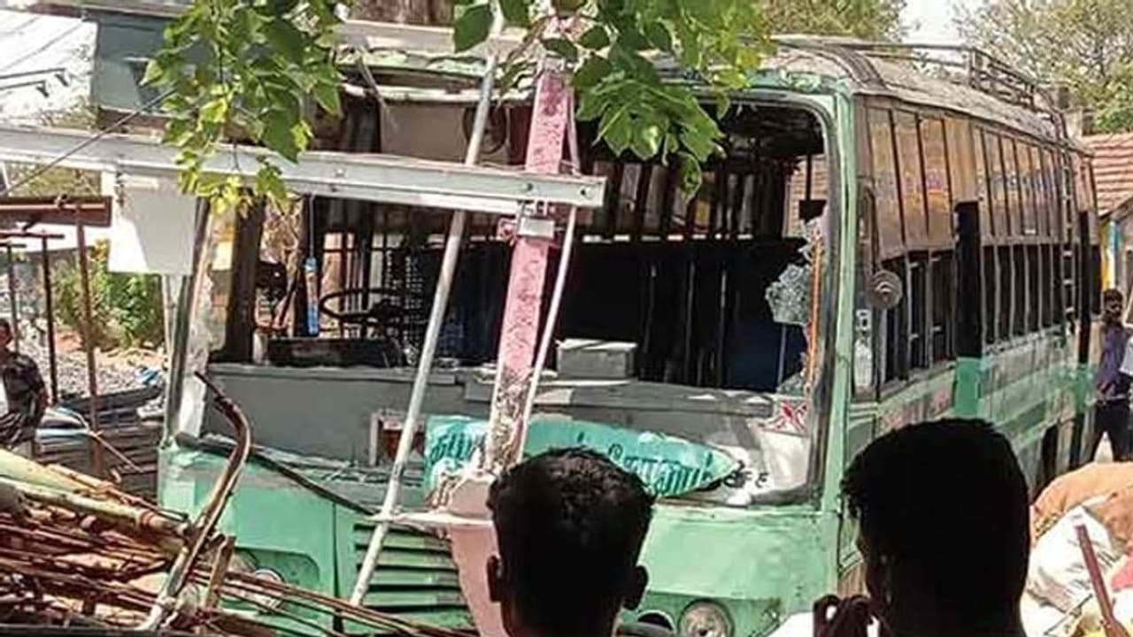 டிரான்ஸ்பார்மர் மீது அரசு பேருந்து மோதல்... அதிர்ஷ்டவசமாக உயிர்தப்பிய பயணிகள்..! டிரான்ஸ்பார்மர் மீது அரசு பேருந்து மோதல்... அதிர்ஷ்டவசமாக உயிர்தப்பிய பயணிகள்..!