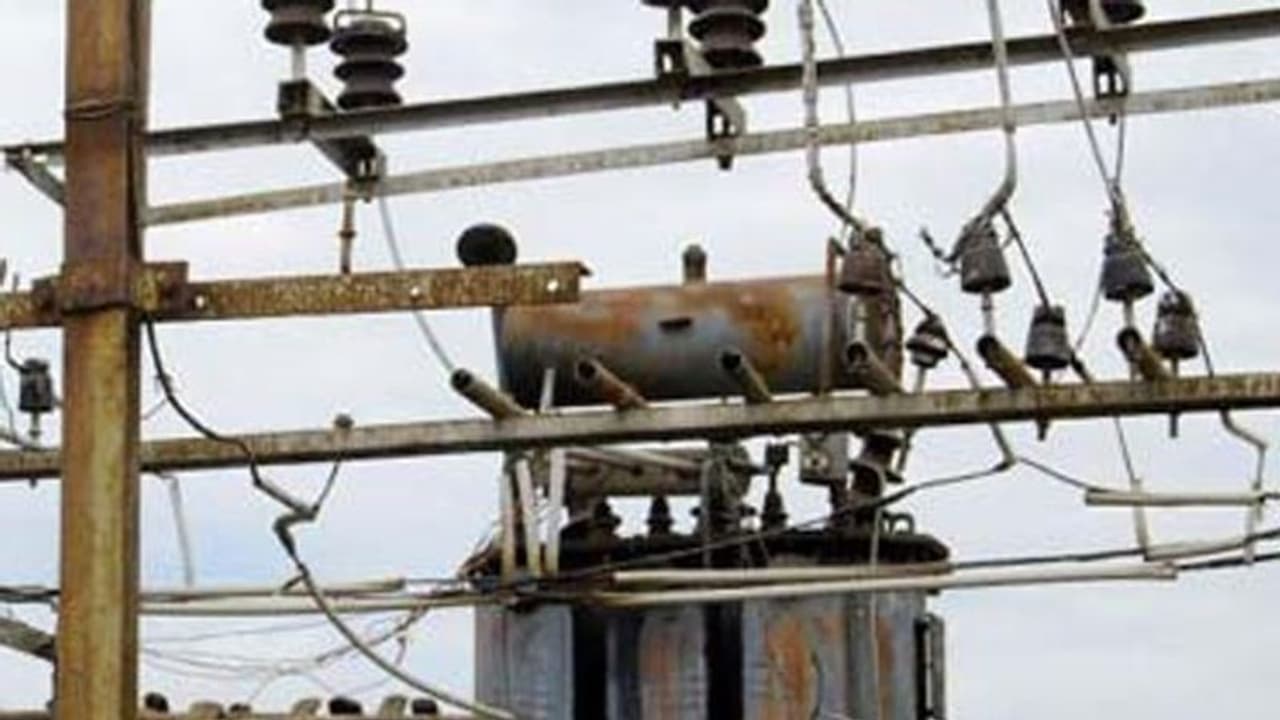 ಹಾವೇರಿ: ಈಜಿ ಹೋಗಿ ಟ್ರಾನ್ಸ್ಫರ್ಮರ್ ಸರಿಪಡಿಸಿದ ಪವರ್ಮನ್! ಹಾವೇರಿ: ಈಜಿ ಹೋಗಿ ಟ್ರಾನ್ಸ್ಫರ್ಮರ್ ಸರಿಪಡಿಸಿದ ಪವರ್ಮನ್!