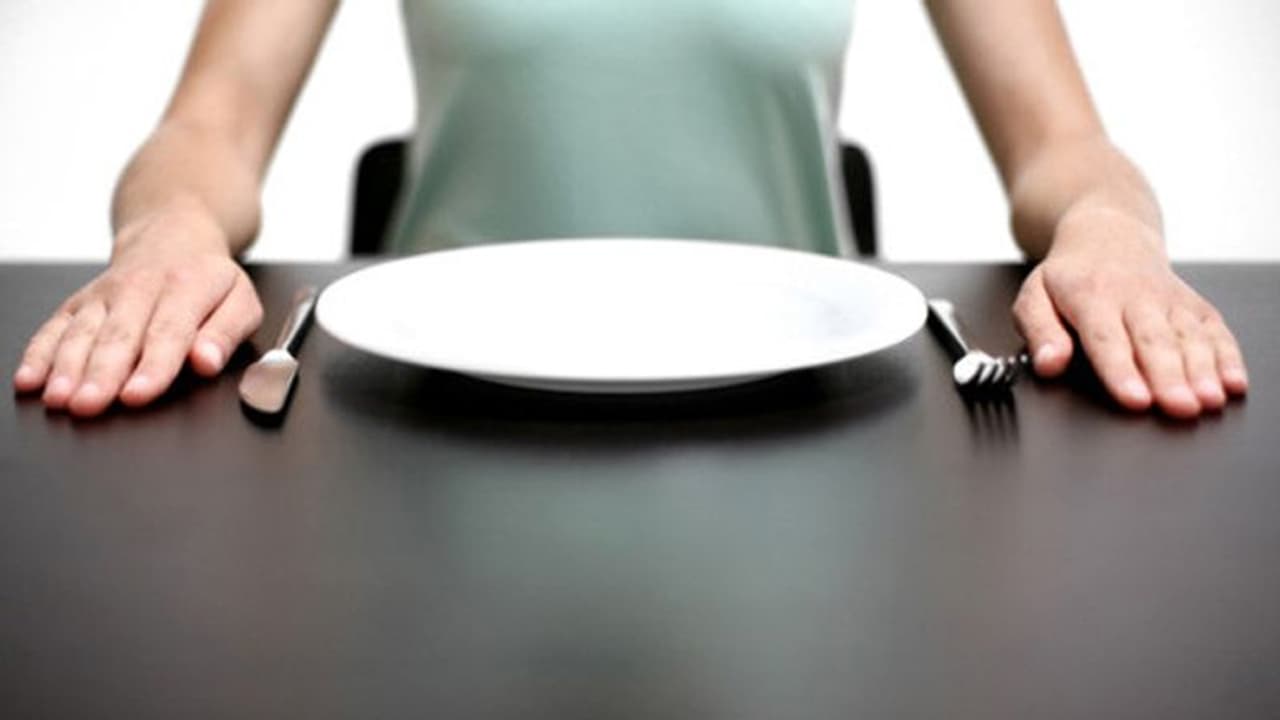 വെറും വയറ്റില് ഈ ഭക്ഷണങ്ങൾ കഴിക്കാറുണ്ടോ; എങ്കിൽ സൂക്ഷിക്കുക വെറും വയറ്റില് ഈ ഭക്ഷണങ്ങൾ കഴിക്കാറുണ്ടോ; എങ്കിൽ സൂക്ഷിക്കുക