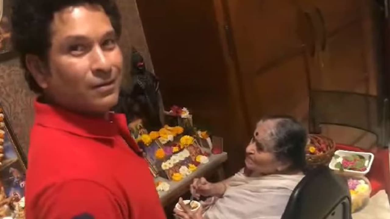 ಮಹಿಳಾ ದಿನಾಚರಣೆ: ತಾಯಿಗೆ ವಿಶೇಷ ಉಡುಗೊರೆ ನೀಡಿದ ಸಚಿನ್! ಮಹಿಳಾ ದಿನಾಚರಣೆ: ತಾಯಿಗೆ ವಿಶೇಷ ಉಡುಗೊರೆ ನೀಡಿದ ಸಚಿನ್!