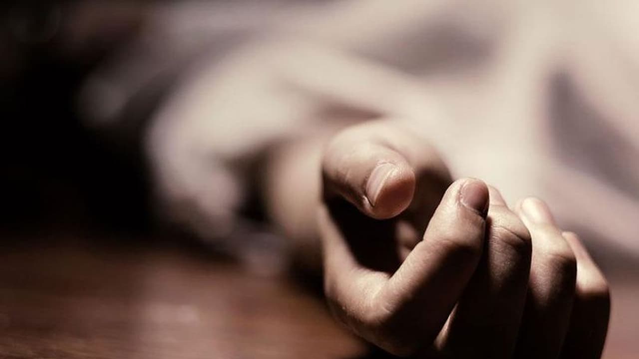 രണ്ടുമാസത്തെ ശമ്പളം ത‍ടഞ്ഞുവെച്ചു, മകന് പണം നല്‍കാന്‍ കഴിഞ്ഞില്ല; പൊലീസ് ഉദ്യോഗസ്ഥന്‍ ആത്മഹത്യ ചെയ്തു