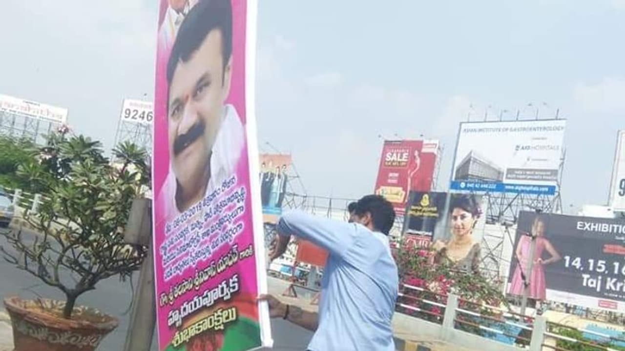 నిబంధనలకు విరుద్ధంగా తలసాని ఫ్లెక్సీ.... రూ.25 వేలు జరిమానా నిబంధనలకు విరుద్ధంగా తలసాని ఫ్లెక్సీ.... రూ.25 వేలు జరిమానా