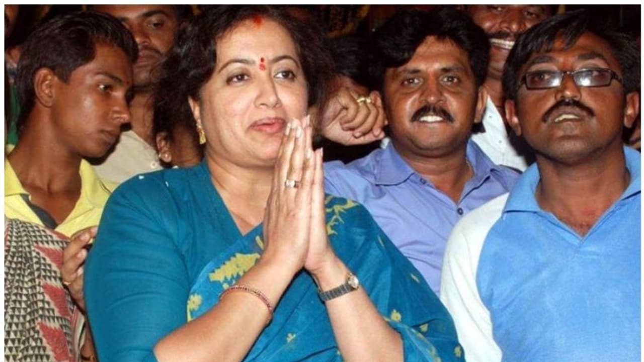 ಸುಮಲತಾರನ್ನು ಬಿಜೆಪಿಗೆ ಸ್ವಾಗತಿಸಿದ ಬಿಜೆಪಿ ಮುಖಂಡ ಸುಮಲತಾರನ್ನು ಬಿಜೆಪಿಗೆ ಸ್ವಾಗತಿಸಿದ ಬಿಜೆಪಿ ಮುಖಂಡ