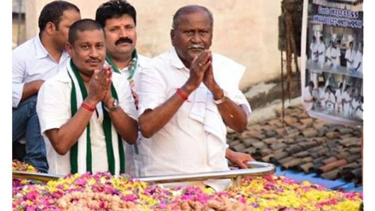 ಅಕ್ಕ ತಂಗಿಯರಿಗೆ ನೋವಾಗಿದ್ರೆ ಕ್ಷಮೆ ಕೇಳ್ತೀನಿ: ಕಾಮಾಟಿಪುರ ಹೇಳಿಕೆಗೆ ತಮ್ಮಣ್ಣ ಸ್ಪಷ್ಟನೆ ಅಕ್ಕ ತಂಗಿಯರಿಗೆ ನೋವಾಗಿದ್ರೆ ಕ್ಷಮೆ ಕೇಳ್ತೀನಿ: ಕಾಮಾಟಿಪುರ ಹೇಳಿಕೆಗೆ ತಮ್ಮಣ್ಣ ಸ್ಪಷ್ಟನೆ