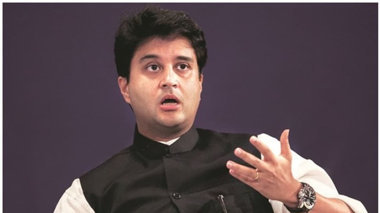 ജ്യോതിരാദിത്യ സിന്ധ്യ ബിജെപിയിലേക്ക്? നരേന്ദ്ര മോദിയുമായി കൂടിക്കാഴ്ച, കോണ്ഗ്രസില് പൊട്ടിത്തെറി ജ്യോതിരാദിത്യ സിന്ധ്യ ബിജെപിയിലേക്ക്? നരേന്ദ്ര മോദിയുമായി കൂടിക്കാഴ്ച, കോണ്ഗ്രസില് പൊട്ടിത്തെറി