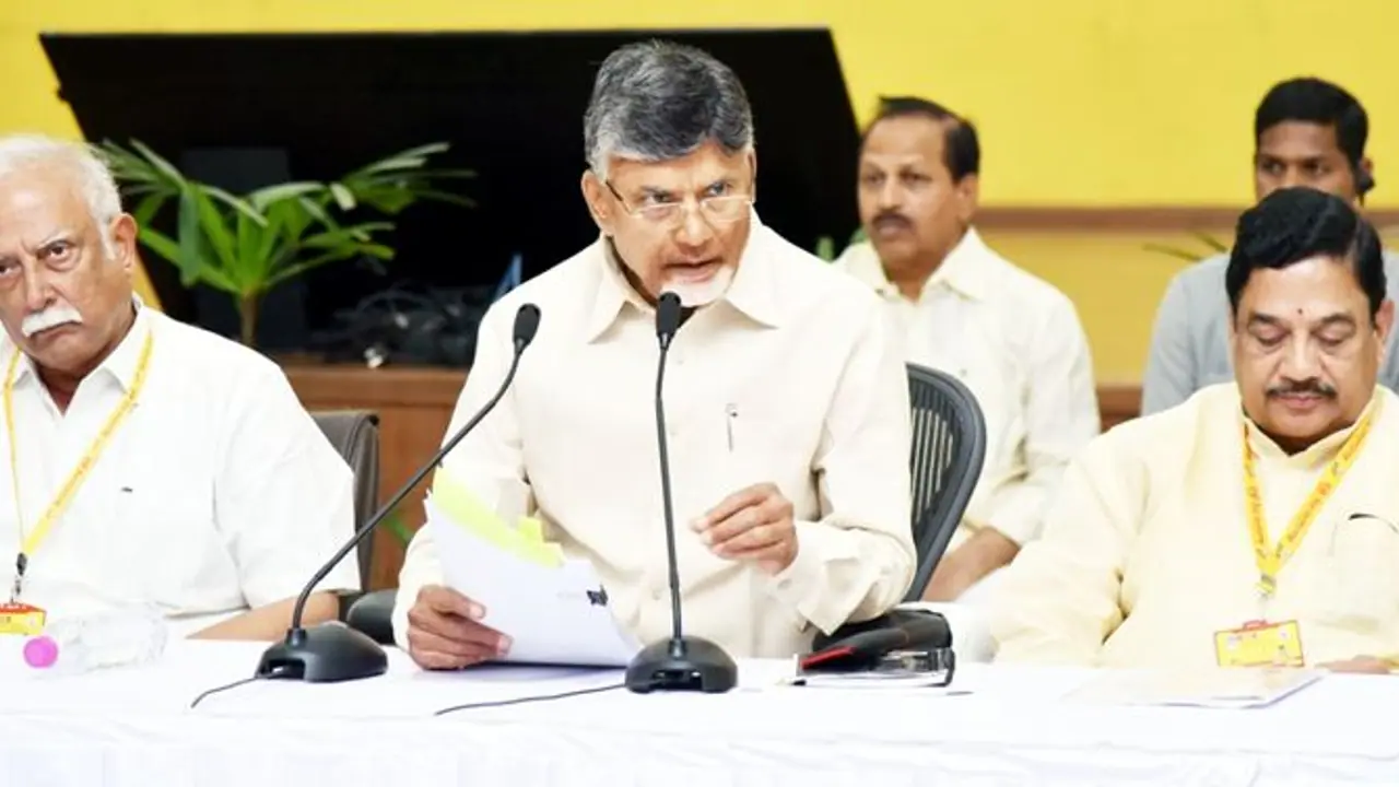 డాటా చోరీ కుట్ర ఓ మల్టీ విలన్ స్టోరీ... ఆ విలన్లు వీరే: చంద్రబాబు డాటా చోరీ కుట్ర ఓ మల్టీ విలన్ స్టోరీ... ఆ విలన్లు వీరే: చంద్రబాబు