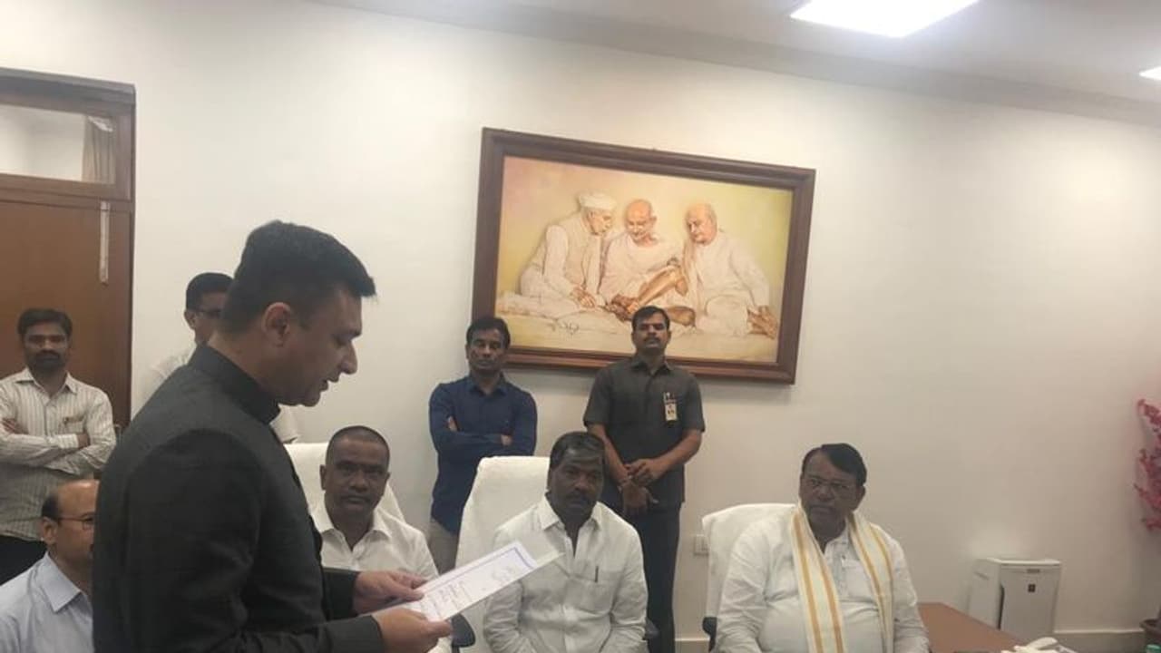 ప్రమాణస్వీకారం చేసిన అక్బరుద్దీన్ ఒవైసీ ప్రమాణస్వీకారం చేసిన అక్బరుద్దీన్ ఒవైసీ