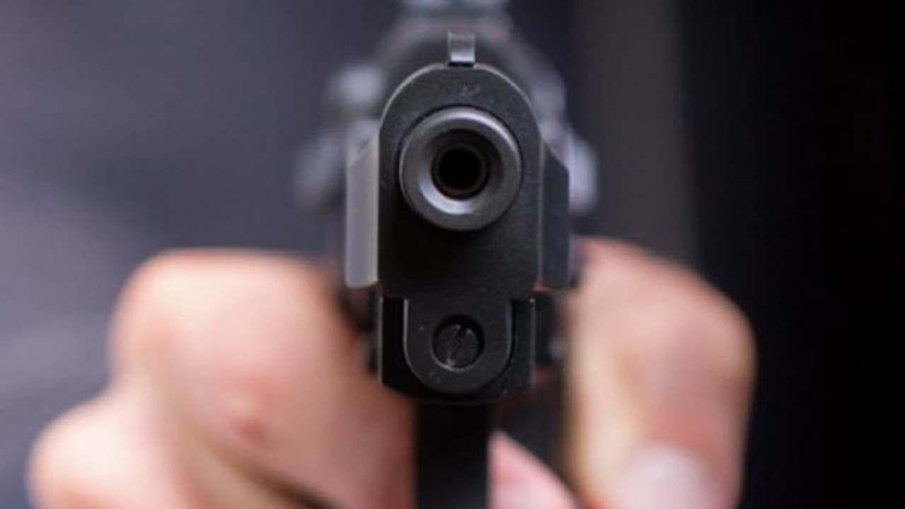 സുഹൃത്തുമായുള്ള ബന്ധം ചോദ്യം ചെയ്തു; കാമുകന്റെ സഹായത്തോടെ അമ്മ മകനെ വെടിവെച്ചുകൊന്നു സുഹൃത്തുമായുള്ള ബന്ധം ചോദ്യം ചെയ്തു; കാമുകന്റെ സഹായത്തോടെ അമ്മ മകനെ വെടിവെച്ചുകൊന്നു