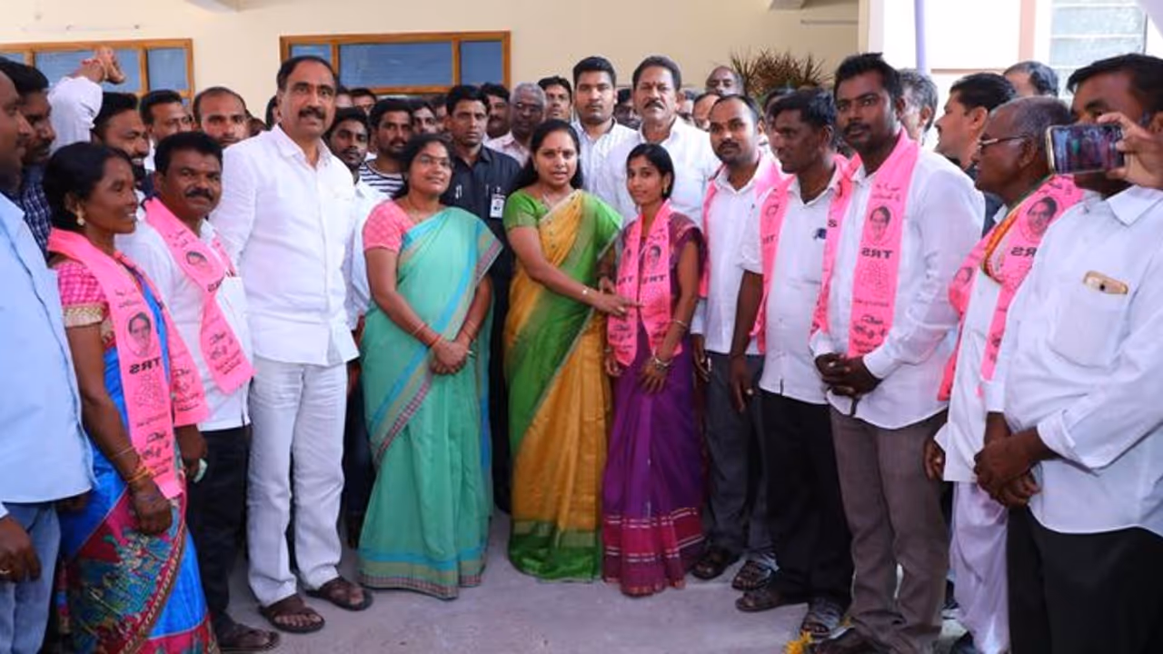 ఎంపీ కవిత సమక్షంలో టీఆర్ఎస్లో చేరిన కాంగ్రెస్ నాయకులు...(వీడియో) ఎంపీ కవిత సమక్షంలో టీఆర్ఎస్లో చేరిన కాంగ్రెస్ నాయకులు...(వీడియో)