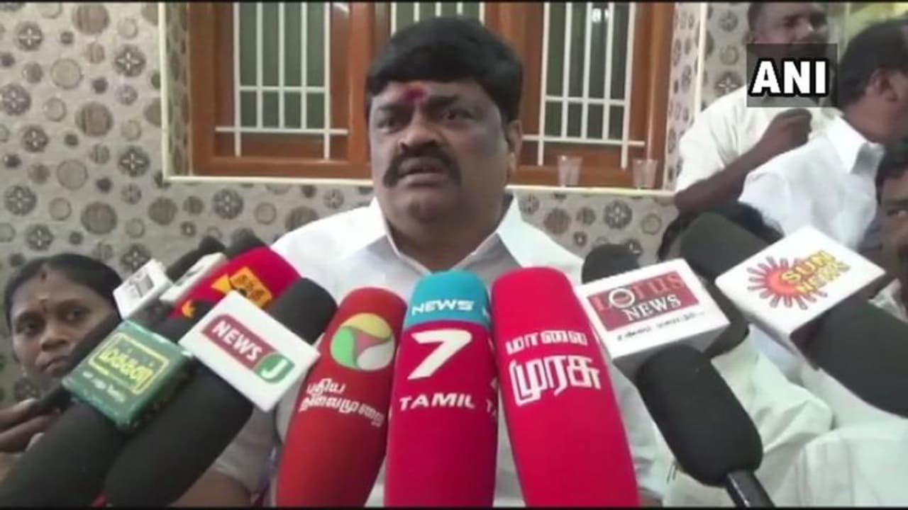 ಮೋದಿ ನಮ್ಮ ಡ್ಯಾಡಿ: ತಮಿಳುನಾಡು ಸಚಿವ ಏನಂದ್ರು ನೋಡಿ! ಮೋದಿ ನಮ್ಮ ಡ್ಯಾಡಿ: ತಮಿಳುನಾಡು ಸಚಿವ ಏನಂದ್ರು ನೋಡಿ!