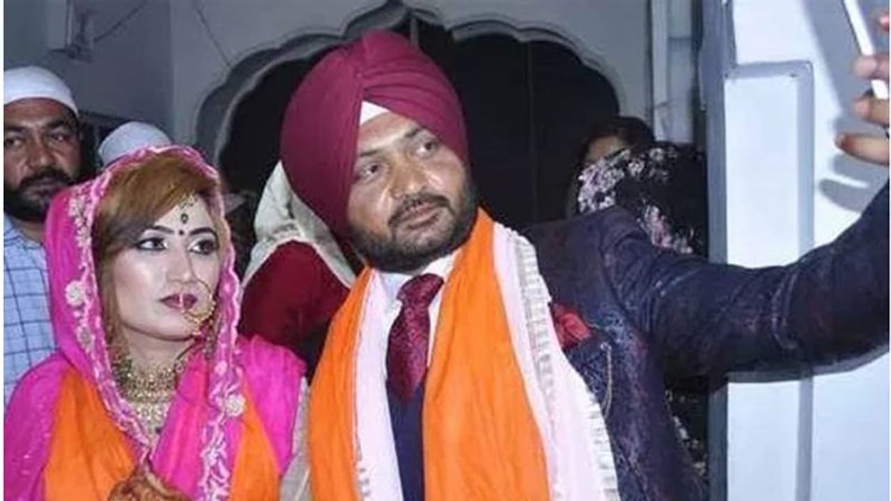 'പുല്വാമ' കാരണം വിവാഹം വൈകി; പാക് മണവാട്ടിക്ക് വരന് ഇന്ത്യക്കാരൻ 'പുല്വാമ' കാരണം വിവാഹം വൈകി; പാക് മണവാട്ടിക്ക് വരന് ഇന്ത്യക്കാരൻ