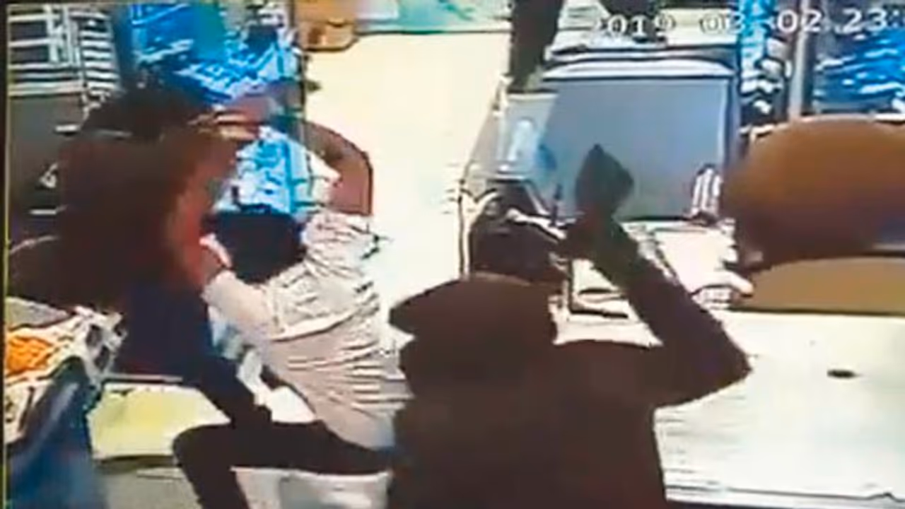 ലുലു ഹൈപ്പര്മാര്ക്കറ്റില് ആയുധങ്ങളുമായെത്തി കവര്ച്ചാശ്രമം; രണ്ട് പേര് പിടിയില്, ധീരമായി നേരിട്ടത് സ്ഥാപനത്തിലെ കാഷ്യര് ലുലു ഹൈപ്പര്മാര്ക്കറ്റില് ആയുധങ്ങളുമായെത്തി കവര്ച്ചാശ്രമം; രണ്ട് പേര് പിടിയില്, ധീരമായി നേരിട്ടത് സ്ഥാപനത്തിലെ കാഷ്യര്