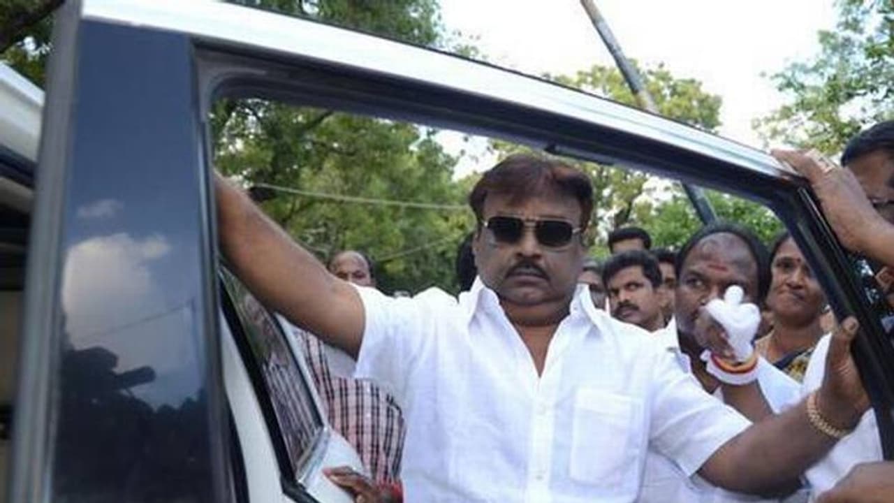 எப்படி இருந்த விஜயகாந்த் இப்படி மாறி விட்டாரே... ஷாக்கான நிர்வாகிகள்..! எப்படி இருந்த விஜயகாந்த் இப்படி மாறி விட்டாரே... ஷாக்கான நிர்வாகிகள்..!