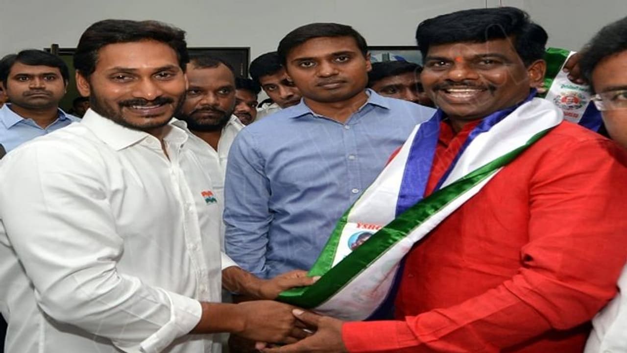 సీఎం జగన్ సభ.... ఎంపీ గోరంట్ల మాధవ్ కి చేదు అనుభవం సీఎం జగన్ సభ.... ఎంపీ గోరంట్ల మాధవ్ కి చేదు అనుభవం