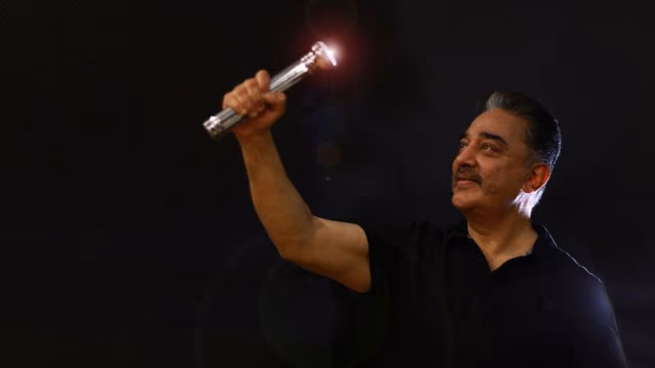 கையில் டார்ச் லைட் வைத்திருக்கும் கமலுக்கு செம்ம டார்ச்சர் கொடுக்கும் அமைச்சர்...! கையில் டார்ச் லைட் வைத்திருக்கும் கமலுக்கு செம்ம டார்ச்சர் கொடுக்கும் அமைச்சர்...!