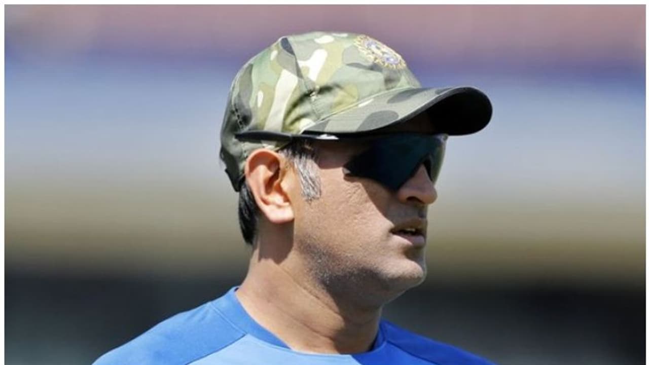 ಸೇನೆಗೆ ಸೇರಿಕೊಳ್ಳಲು ಕ್ರಿಕೆಟ್‌ನಿಂದ ಬ್ರೇಕ್; ಧೋನಿಗೆ ಫ್ಯಾನ್ಸ್ ಸೆಲ್ಯೂಟ್!