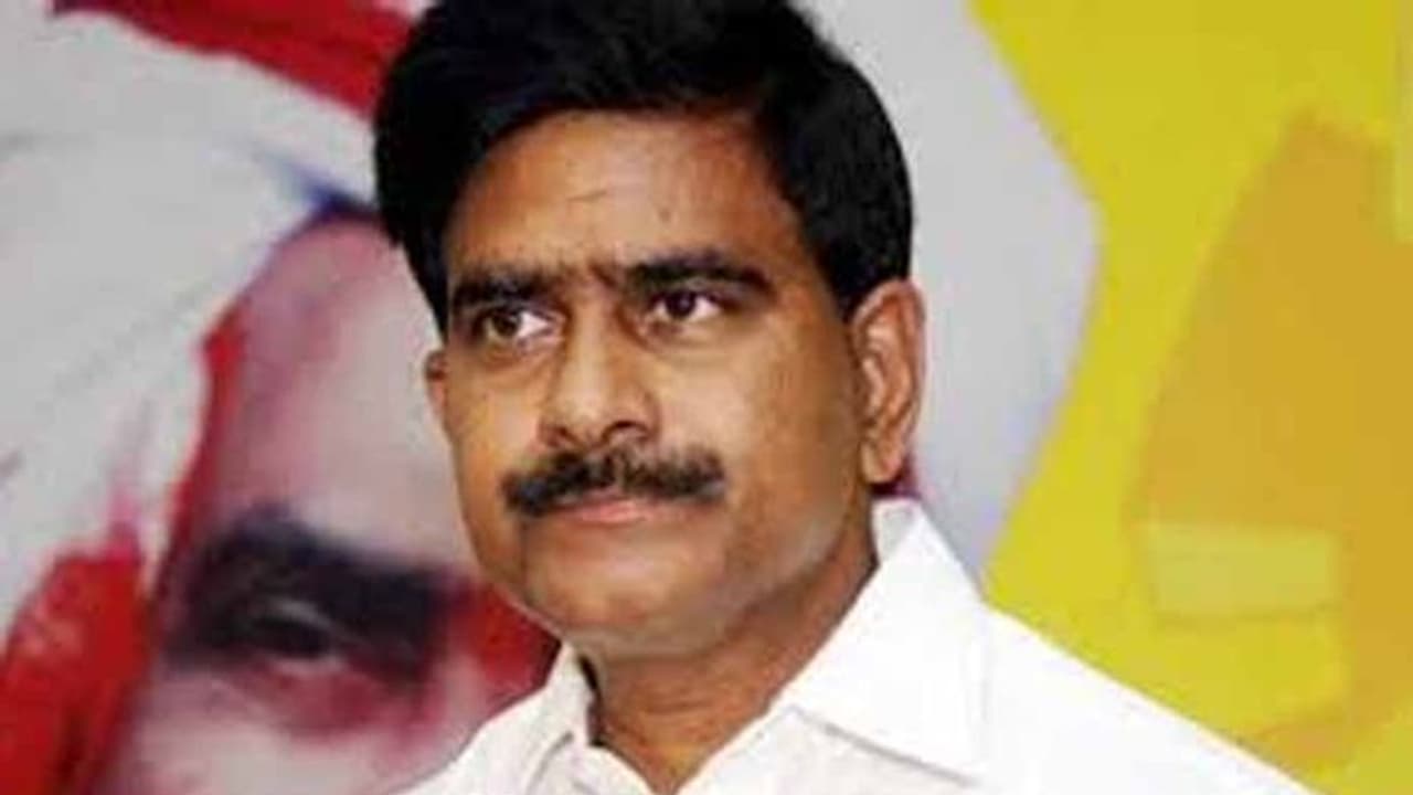 బాబుకు షాక్: జగన్తో భేటీ అయిన దేవినేని ఉమ సోదరుడు బాబుకు షాక్: జగన్తో భేటీ అయిన దేవినేని ఉమ సోదరుడు