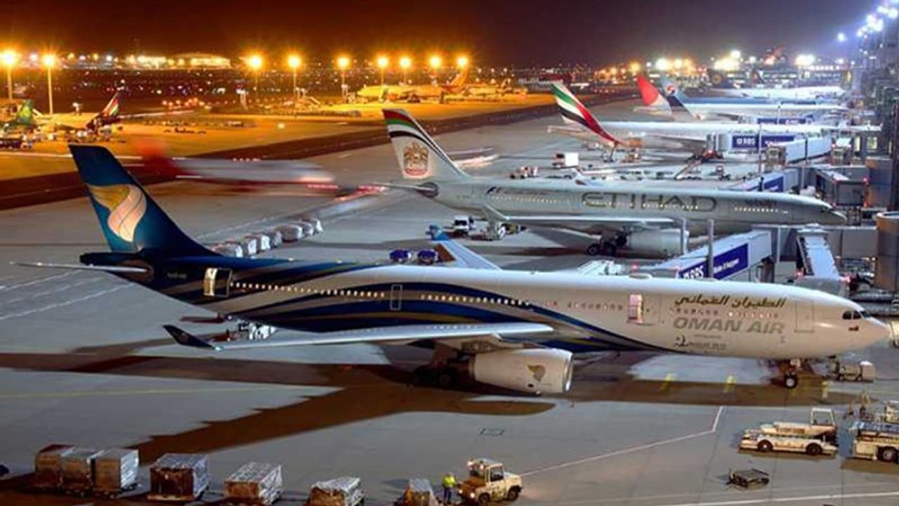 മോശം കാലാവസ്ഥ; സലാല വിമാനത്താവളത്തില്‍ നിരവധി വിമാന സര്‍വീസുകള്‍ വൈകി