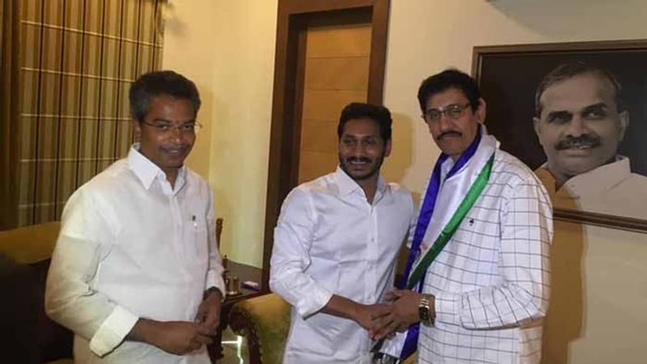 బాబు తప్పించుకోలేడు: వైసీపీలో చేరిన మంత్రి దేవినేని ఉమ సోదరుడు