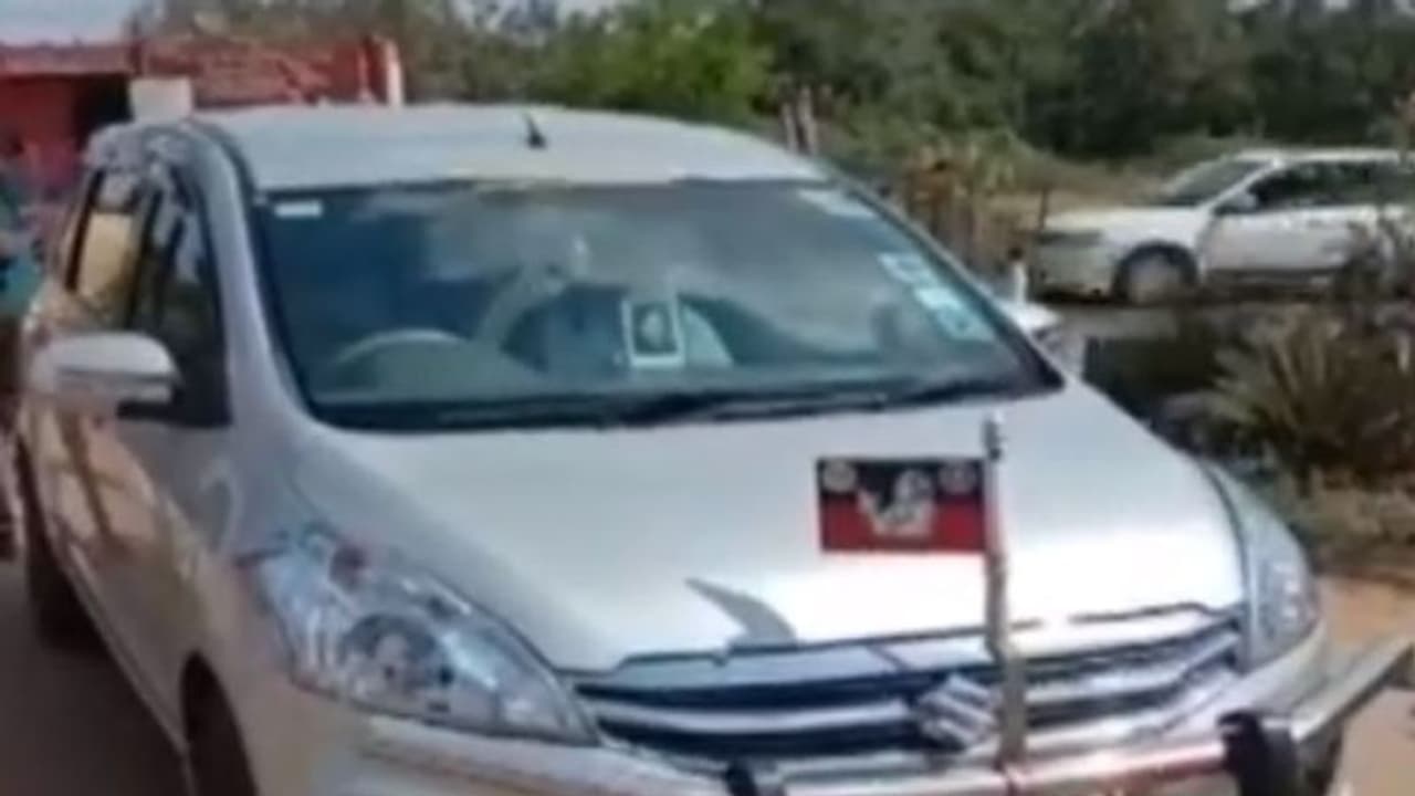 அதிமுக கொடி கட்டிய காரில் இருந்து 50 லட்சம் பறிமுதல்...! அதிமுக கொடி கட்டிய காரில் இருந்து 50 லட்சம் பறிமுதல்...!