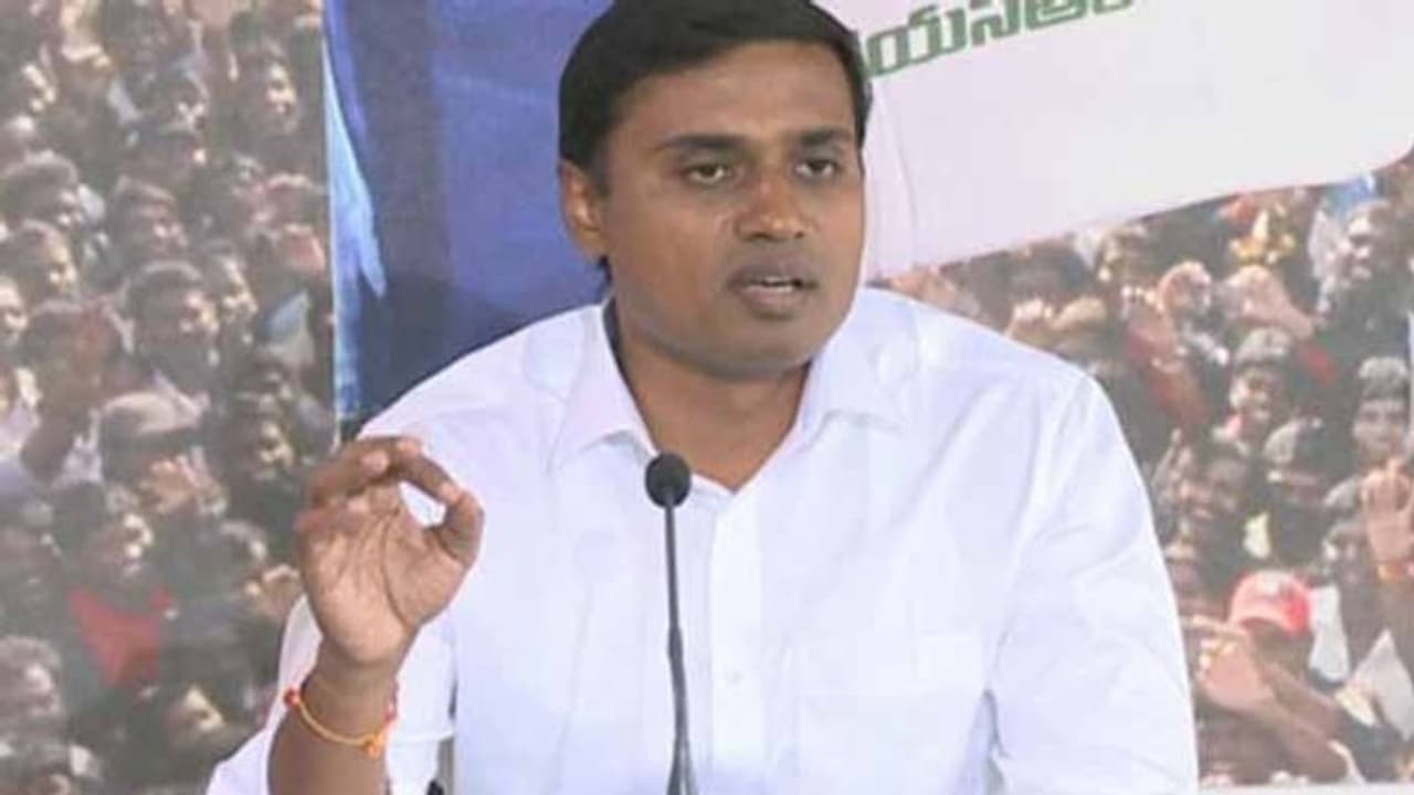 బాబు అధికారాలకు కోత: వైసిపి మాజీ ఎంపీతో ద్వివేది రహస్య చర్చలు బాబు అధికారాలకు కోత: వైసిపి మాజీ ఎంపీతో ద్వివేది రహస్య చర్చలు