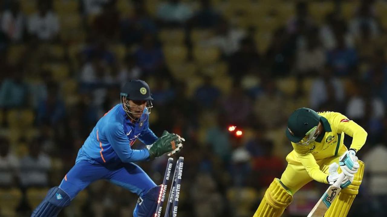 ഇന്ത്യന് ടീമില് ധോണിയുടെ പ്രാധാന്യം ഓര്മിപ്പിച്ച് ഓസീസ് താരം ഇന്ത്യന് ടീമില് ധോണിയുടെ പ്രാധാന്യം ഓര്മിപ്പിച്ച് ഓസീസ് താരം