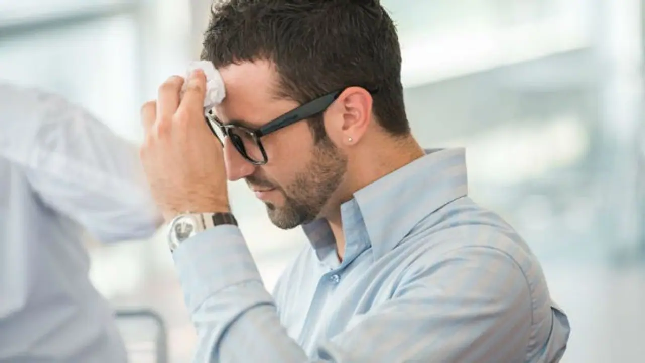 শরীরে অতিরিক্ত ঘাম! জেনে নিন কোন কোন রোগের উপসর্গ হতে পারে অস্বাভাবিক ঘাম