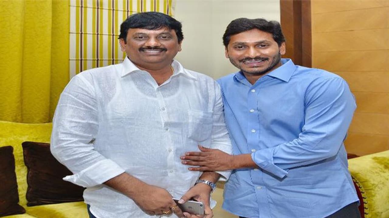 మంత్రి అయ్యన్నపాత్రుడును ఓడించిన పూరీ జగన్నాథ్ తమ్ముడు మంత్రి అయ్యన్నపాత్రుడును ఓడించిన పూరీ జగన్నాథ్ తమ్ముడు