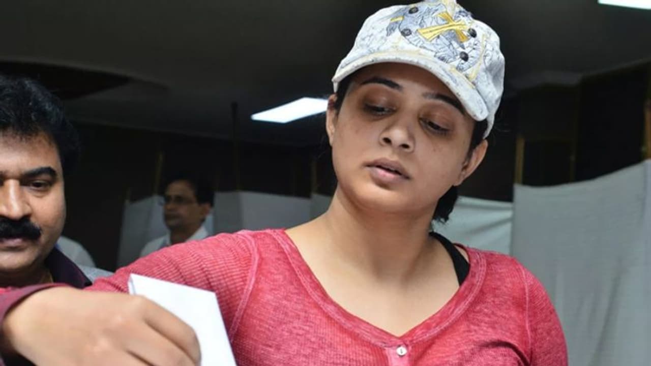 మా ఎలక్షన్స్: ప్రియమణికి ఎంత ప్రేమో.. మా ఎలక్షన్స్: ప్రియమణికి ఎంత ప్రేమో..