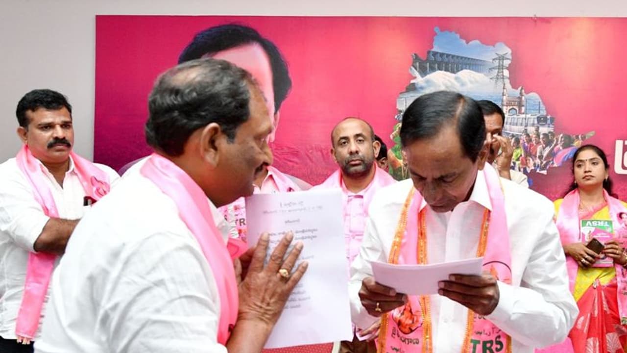 ధర్మపురి బ్రహ్మోత్సవాలు... ముఖ్యమంత్రిని ఆహ్వానించిన కొప్పుల ఈశ్వర్ ధర్మపురి బ్రహ్మోత్సవాలు... ముఖ్యమంత్రిని ఆహ్వానించిన కొప్పుల ఈశ్వర్