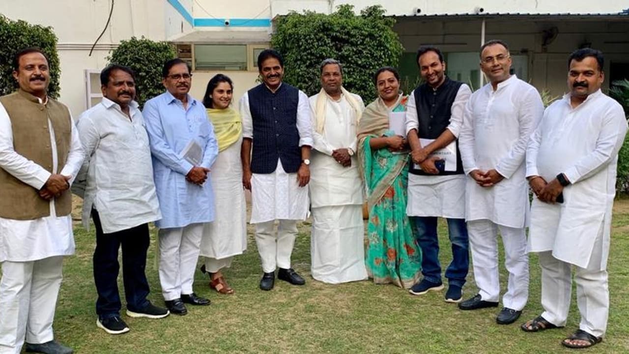 ಸ್ಕ್ರೀನಿಂಗ್ ಕಮಿಟಿ ಸಭೆ ಅಂತ್ಯ: ದೋಸ್ತಿ ಸೀಟು ಹಂಚಿಕೆ ಓಕೆ, ಕ್ಷೇತ್ರಕ್ಕಾಗಿ ಚೌಕಾಸಿ ಸ್ಕ್ರೀನಿಂಗ್ ಕಮಿಟಿ ಸಭೆ ಅಂತ್ಯ: ದೋಸ್ತಿ ಸೀಟು ಹಂಚಿಕೆ ಓಕೆ, ಕ್ಷೇತ್ರಕ್ಕಾಗಿ ಚೌಕಾಸಿ