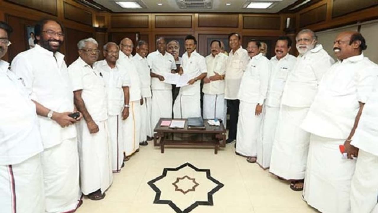 33 தொகுதிகளில் திமுக கூட்டணிக்கு வெற்றி... லயோலா அதிரடி கருத்துக் கணிப்பு..! 33 தொகுதிகளில் திமுக கூட்டணிக்கு வெற்றி... லயோலா அதிரடி கருத்துக் கணிப்பு..!