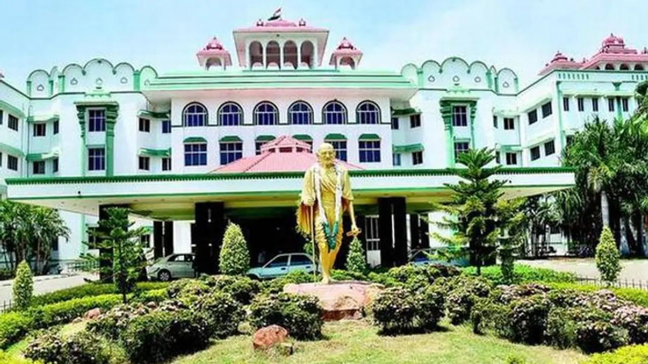 தாயாருடன் சேர்ந்து சிறுமியை சீரழித்ததை ஏற்க முடியாது.. மாஜி அதிமுக எம்எல்ஏவை சாடிய நீதிபதி..! தாயாருடன் சேர்ந்து சிறுமியை சீரழித்ததை ஏற்க முடியாது.. மாஜி அதிமுக எம்எல்ஏவை சாடிய நீதிபதி..!