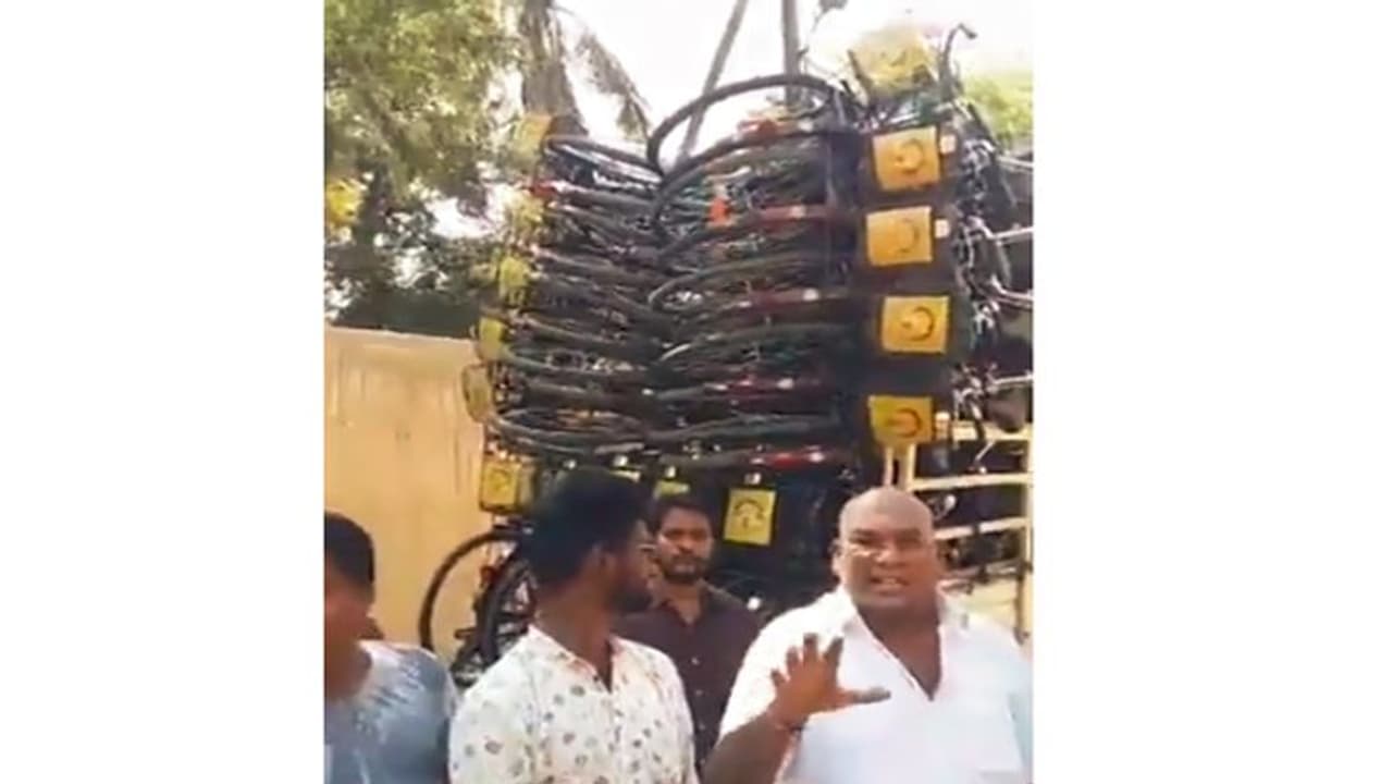 ఏపి ఎలక్షన్ వార్: సైకిళ్ల తరలింపును అడ్డుకున్న వైఎస్సార్సిపి (వీడియో) ఏపి ఎలక్షన్ వార్: సైకిళ్ల తరలింపును అడ్డుకున్న వైఎస్సార్సిపి (వీడియో)