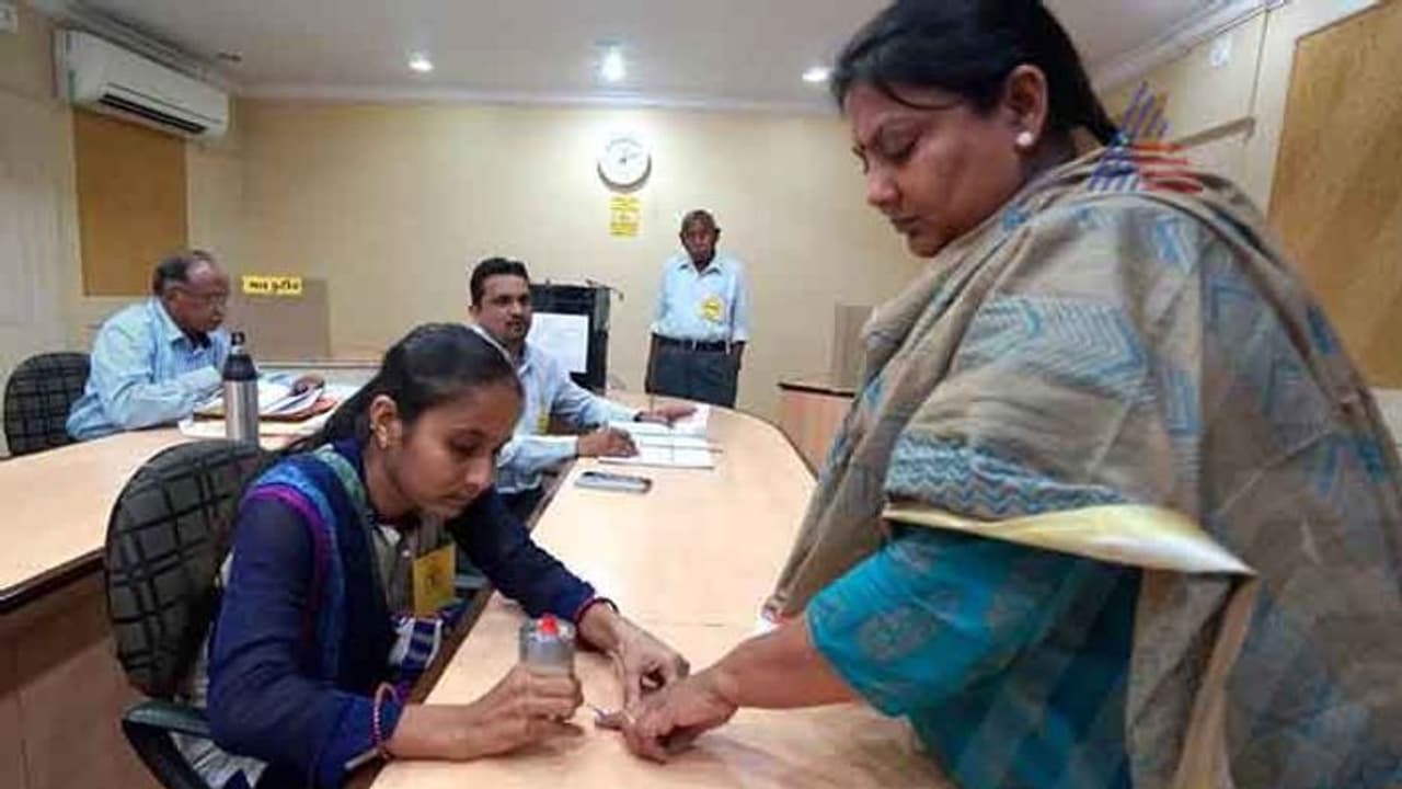 ಮತದಾರರು ಮಾಡಬಾರದ ವಿಷಯಗಳು ತಿಳಿಬೇಕಾ? ಮತದಾರರು ಮಾಡಬಾರದ ವಿಷಯಗಳು ತಿಳಿಬೇಕಾ?