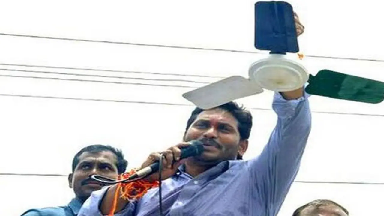 బాహుబలి సినిమా చూపించి తప్పించుకుంటారు: చంద్రబాబుపై జగన్ ఫైర్ బాహుబలి సినిమా చూపించి తప్పించుకుంటారు: చంద్రబాబుపై జగన్ ఫైర్