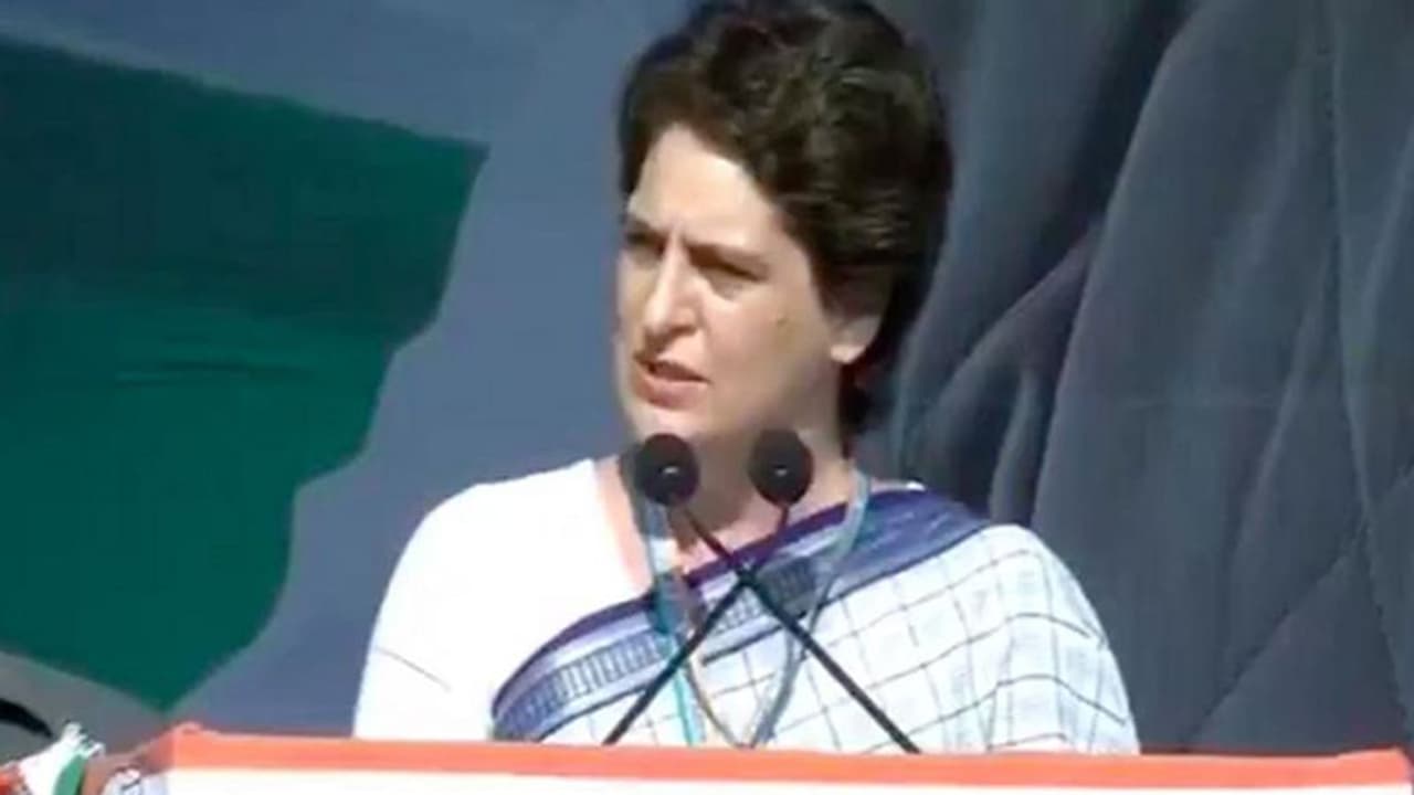 വോട്ട് ആയുധമാണ്; മോദിക്കെതിരെ ആഞ്ഞടിച്ച് പ്രിയങ്കയുടെ ആദ്യ പൊതുപ്രസംഗം വോട്ട് ആയുധമാണ്; മോദിക്കെതിരെ ആഞ്ഞടിച്ച് പ്രിയങ്കയുടെ ആദ്യ പൊതുപ്രസംഗം