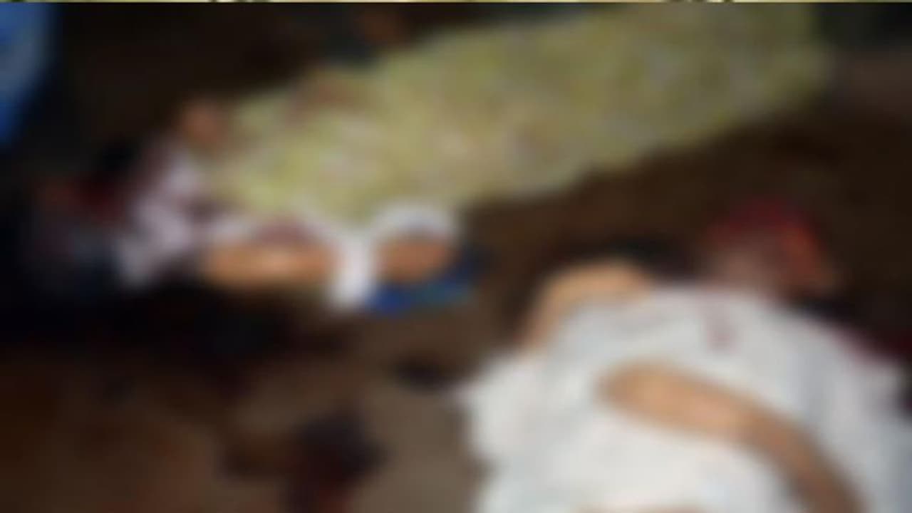 దైవదర్శనానికి వెళ్లివస్తుండగా రోడ్డు ప్రమాదం...నవదంపతుల మృతి