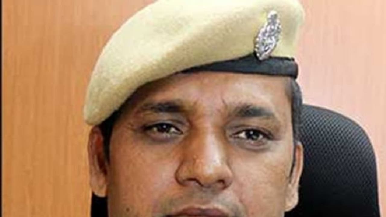 பொள்ளாச்சி பாலியல் வழக்கை விசாரிக்கும் கோவை எஸ்.பி. பாண்டியராஜன் யார் தெரியுமா ? சொன்னா ஷாக் ஆகிடுவீங்க !! பொள்ளாச்சி பாலியல் வழக்கை விசாரிக்கும் கோவை எஸ்.பி. பாண்டியராஜன் யார் தெரியுமா ? சொன்னா ஷாக் ஆகிடுவீங்க !!