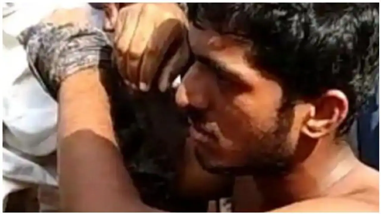 கண்ணை மறைக்கும் காம வெறி..! நடுரோட்டில் பெட்ரோல் ஊற்றி 19 வயது பெண் எரிப்பு..! கண்ணை மறைக்கும் காம வெறி..! நடுரோட்டில் பெட்ரோல் ஊற்றி 19 வயது பெண் எரிப்பு..!