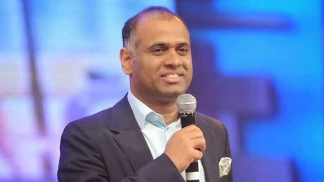 ఆ ఇద్దరు దర్శకులకు నిర్మాత సెట్ కి రాకూడదు!