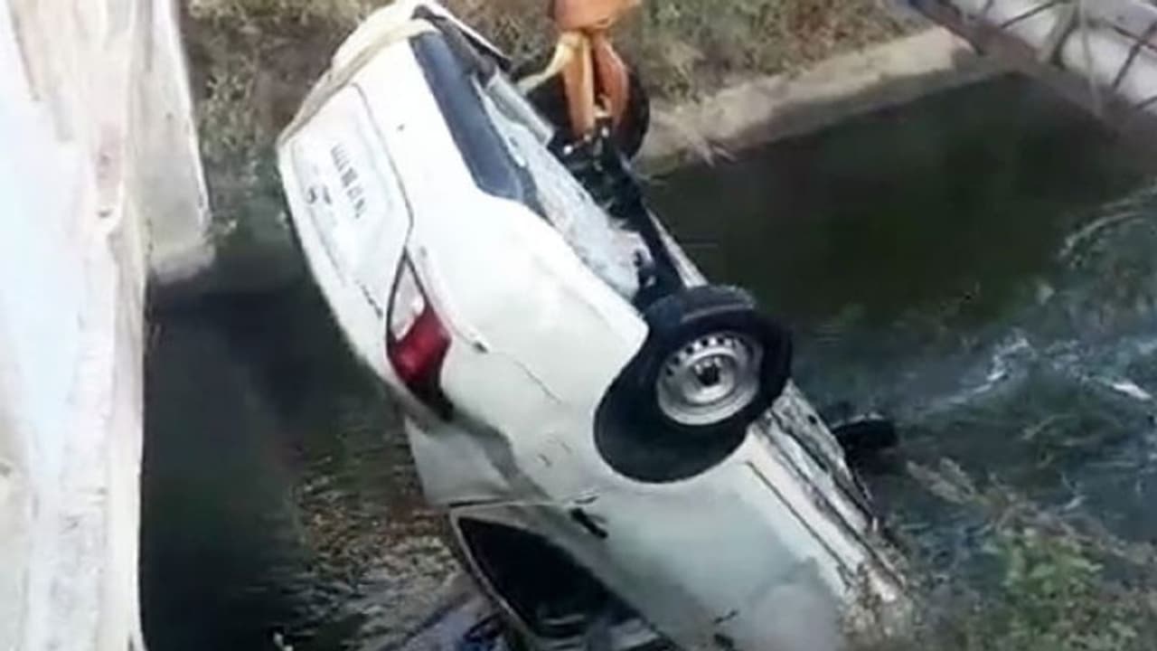 கார் கவிழ்ந்து விபத்து... ஒரே குடும்பத்தைச் சேர்ந்த 6 பேர் உயிரிழப்பு..! கார் கவிழ்ந்து விபத்து... ஒரே குடும்பத்தைச் சேர்ந்த 6 பேர் உயிரிழப்பு..!