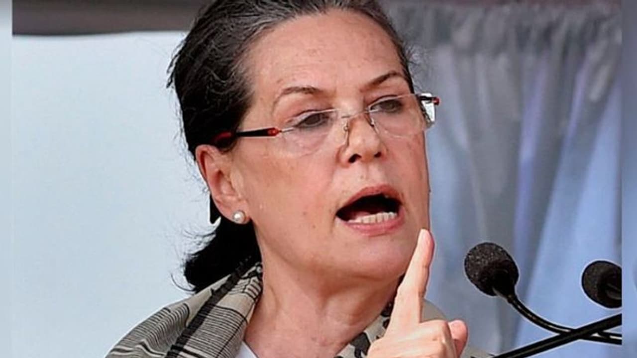 Goa Congress Crisis: గోవాలో రాజకీయ సంక్షోభం.. అప్రమత్తమైన సోనియా.. గోవాకు వెళ్లనున్న ముకుల్ వాస్నిక్ Goa Congress Crisis: గోవాలో రాజకీయ సంక్షోభం.. అప్రమత్తమైన సోనియా.. గోవాకు వెళ్లనున్న ముకుల్ వాస్నిక్