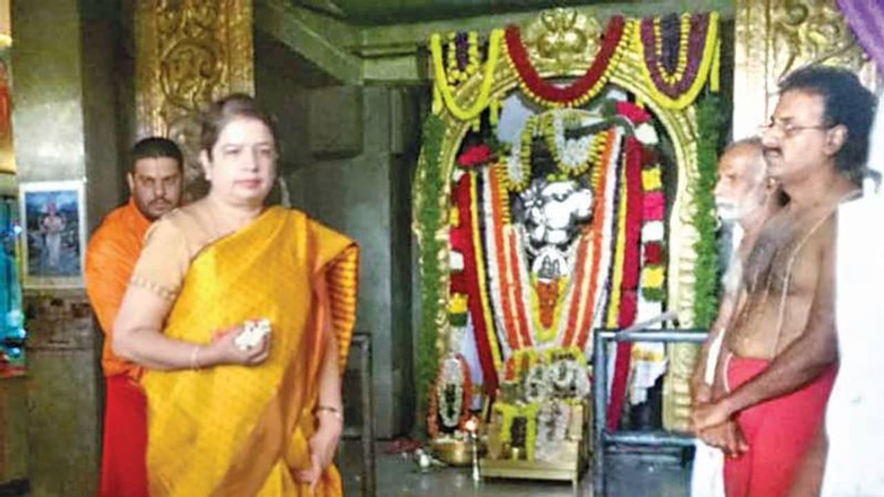 ಮತ್ತೆ ಆಂಜನೇಯಸ್ವಾಮಿ ಮೊರೆ ಹೋದ ಅನಿತಾ ಕುಮಾರಸ್ವಾಮಿ! ಮತ್ತೆ ಆಂಜನೇಯಸ್ವಾಮಿ ಮೊರೆ ಹೋದ ಅನಿತಾ ಕುಮಾರಸ್ವಾಮಿ!