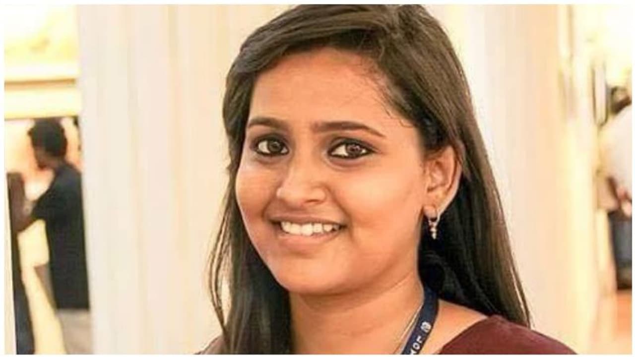 பிரபல டி.வி. தொகுப்பாளினி மீது வீடு புகுந்து தாக்குதல்... கொரோனா ஊரடங்கில் ஏற்பட்ட பரிதாபம்...!