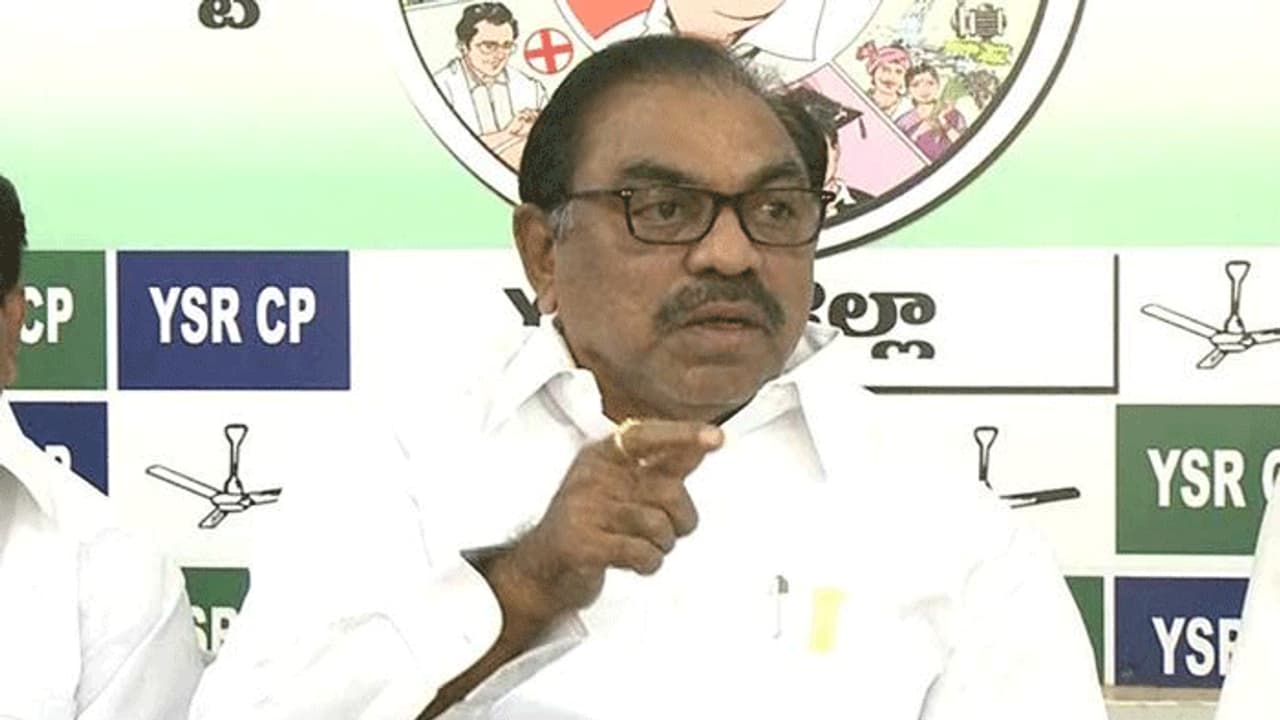 జేడీకి ఇది ఎందుకు కనిపించడం లేదు.. వైసీపీ జేడీకి ఇది ఎందుకు కనిపించడం లేదు.. వైసీపీ