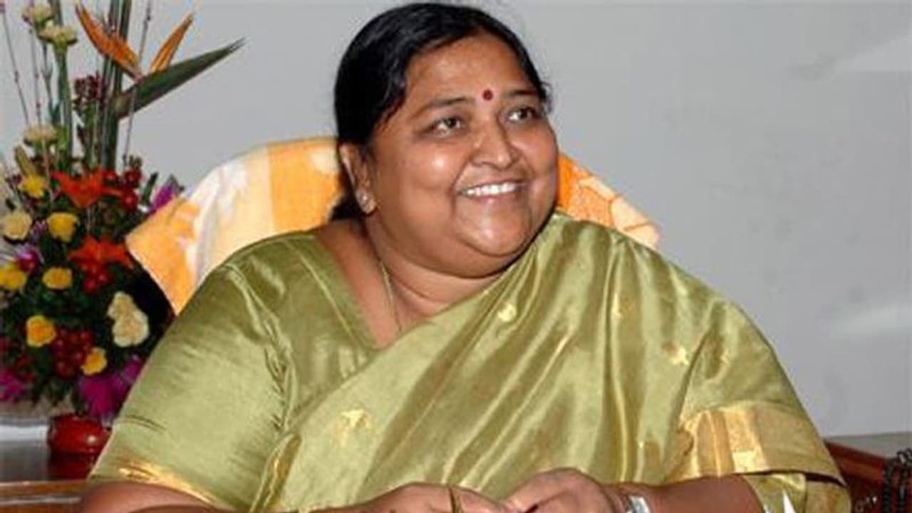 తిరుపతి ఎంపీ స్థానానికి బైపోల్స్: నామినేషన్ దాఖలు చేసిన టీడీపీ అభ్యర్ధి పనబాక లక్ష్మి