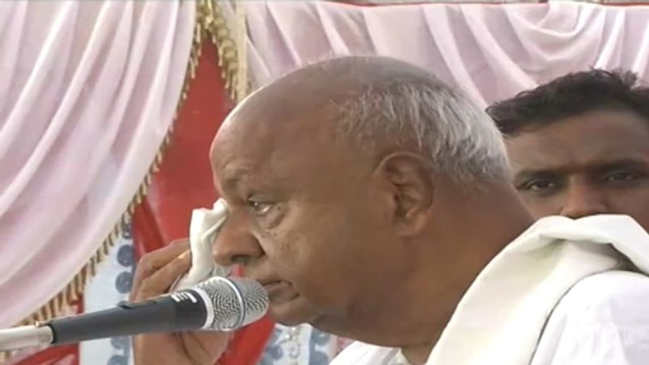 లోక్ సభ ప్రచారంలో మాజీ ప్రధాని కన్నీటిపర్యంతం లోక్ సభ ప్రచారంలో మాజీ ప్రధాని కన్నీటిపర్యంతం