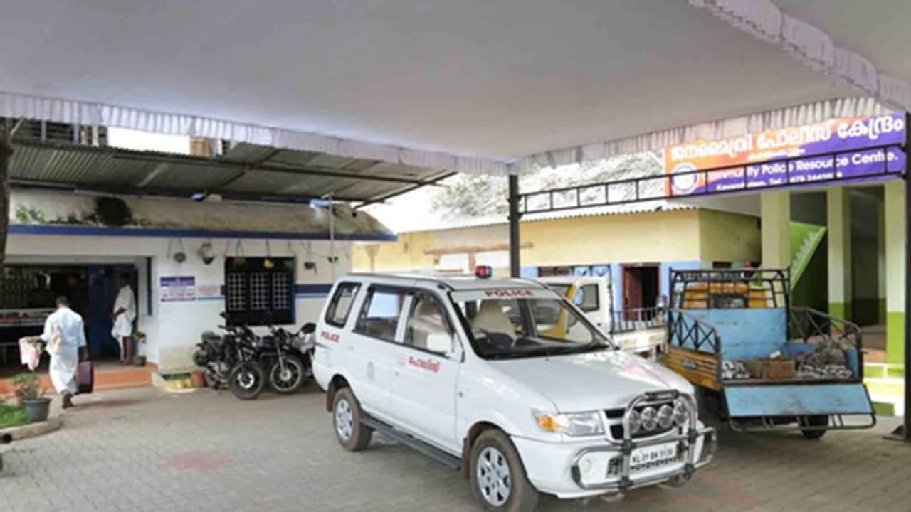 പെണ്കുട്ടിയുടെ പരാതിയില് ആളുമാറി വിദ്യാർഥികളെ മര്ദ്ദിച്ചു; എസ് ഐ അടക്കമുളളവര്ക്കെതിരെ നടപടി പെണ്കുട്ടിയുടെ പരാതിയില് ആളുമാറി വിദ്യാർഥികളെ മര്ദ്ദിച്ചു; എസ് ഐ അടക്കമുളളവര്ക്കെതിരെ നടപടി